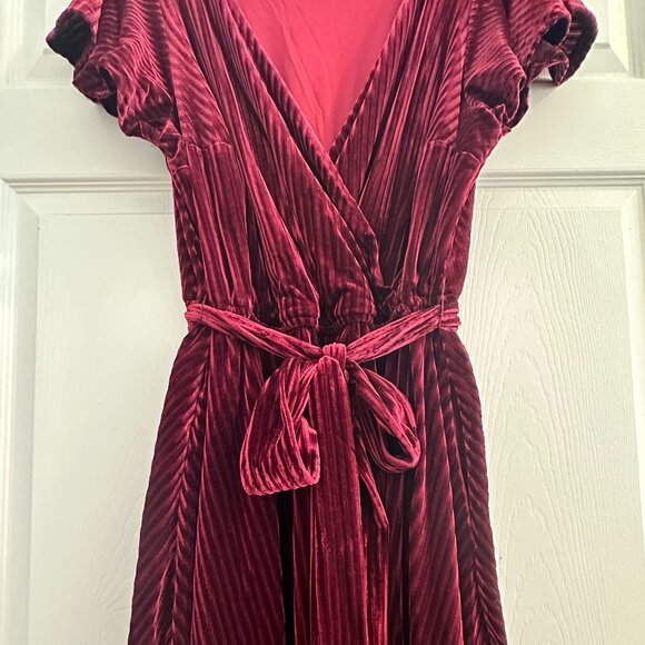 Perfect Holiday Party Dress! - ModCloth Burgundy Ribbed Velvet Midi Dress - Picture 2 of 5